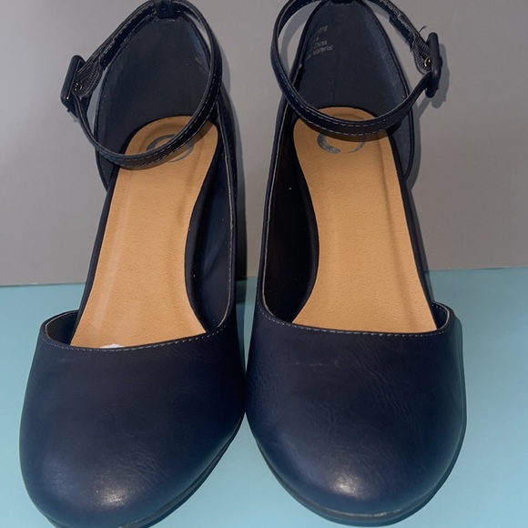 Journee Collection comfort foam Raveen pumps, Navy, Size 8M - Picture 7 of 13